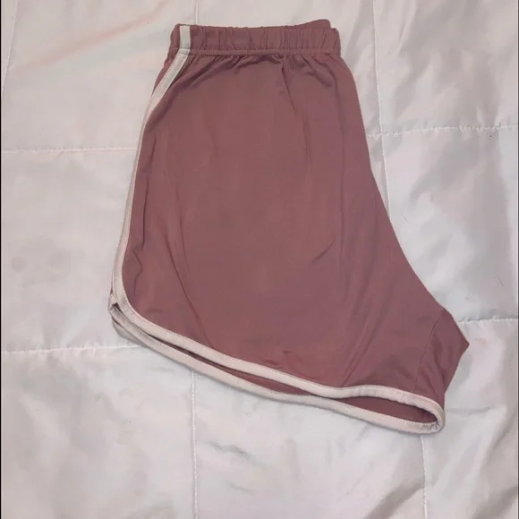 woman’s shorts - Picture 4 of 5